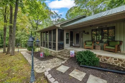 Image de Dale Hollow Moosehead Lodge 3-bedroom house nestled in the woods -boat parking.