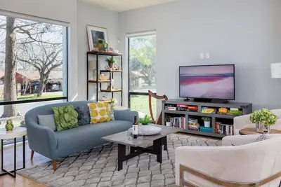 Image de Beautiful Zilker Home w/ Heated Pool, Outdoor Dining, and Modern Comforts
