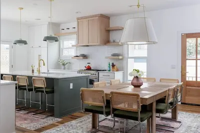 Image de 🌿 East Austin Retreat w/ Wrap Porch + Chef Kitchen | Southern Charm 🌮