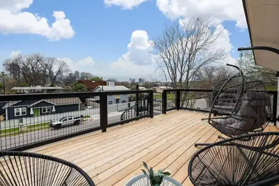 Image de 🎶 East Austin Retreat w/ Balcony + Backyard | Urban Sanctuary | Cloudscape🌮