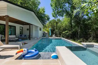 Image de Luxury Retreat - Pool & Spa, 2 Living Spaces- South Austin Oasis