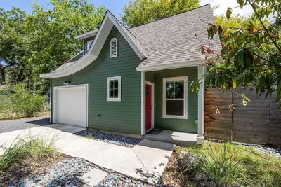 Image de Austin In the Green - Modern East Austin Bungalow with Backyard & Grill