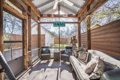 Image de 🚶🌮 Walkable Austin Stay with Screened Patio + Workspace | Classically Modern