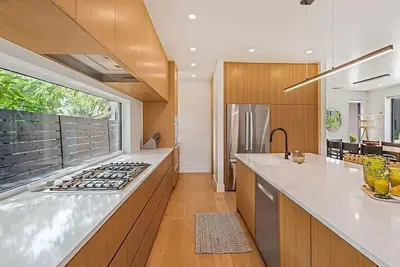 Image de 🏡South Austin Stay with Deck + 2 Workspaces | Breweries | Atx Oasis☀️