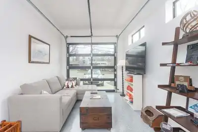Image de Austin Outpost - Modern Home, Walk to South Congress