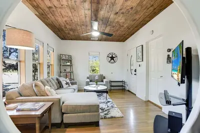 Image de 🌿 SoCo Retreat by Creek with Workspace | Creekside Bungalow 🎶
