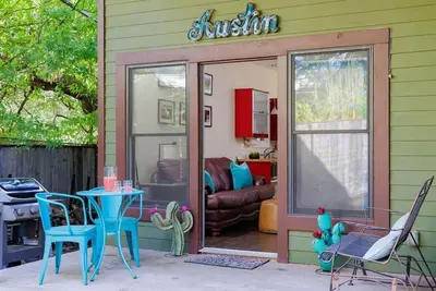 Image de Free Parking, Travis Heights - The Merlin