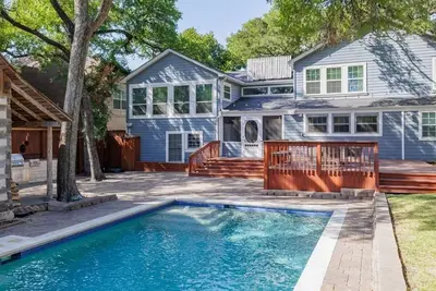 Image de 🌿 Tarrytown Haven with Pool + Putting Green | Austin Songbird 🎶