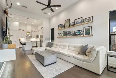 Image de Austin The Allen – East Austin Home with Private Backyard & Putting Green