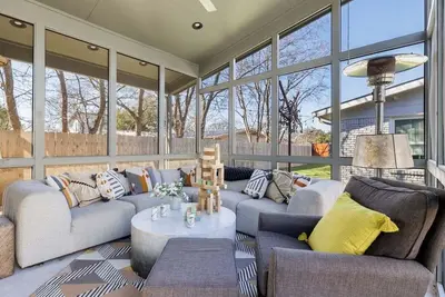Image de 🌅 North Austin Stay w/ Workspace, Ev Charger + Screened Porch | Sxsw Dream | Sunrise