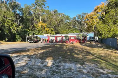 Image de Little red house with a retro vintage feel to it on private property. 3br 2br