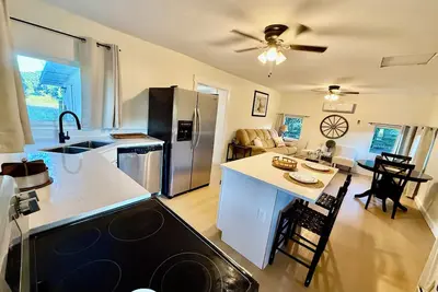 Image de Updated with modern comfort, Old Florida Charm