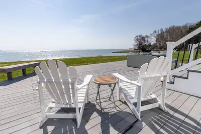 Image de Bayfront Escape in Edgewater with Deck, Balcony, and Walk to Beach