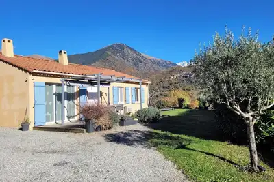 Image de Villa les oliviers-vue montagne avec jardin.