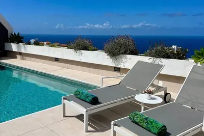 Image de Villa de luxe avec piscine et vue impressionnante