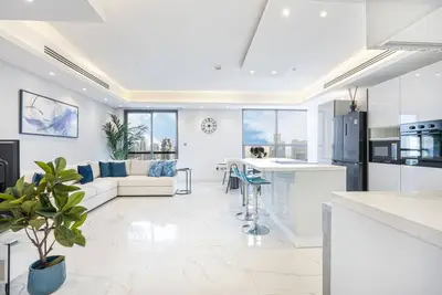 Image de Central Modern Jbr Home steps from the Beach