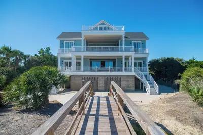 Image de Brand New 7 bedroom Oceanfront Home Blue Southern Charm