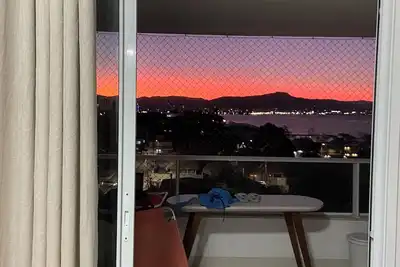 Image de Near the continental waterfront, Hercílio Luz bridge, New Year's Eve fireworks.