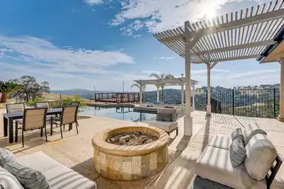 Image de Luxury Pilot Hill Estate on an 800-Acre Vineyard