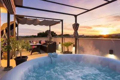 Image de Stylish Duplex with Private Jacuzzi