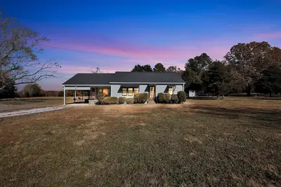 Image de New! Cozy Country Retreat | Hot Tub, Fire Pit & Guitars