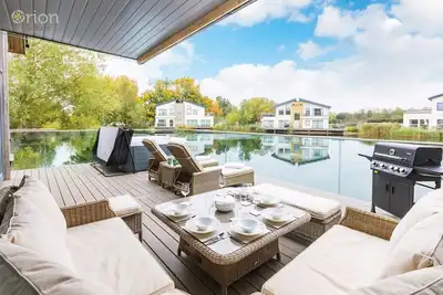 Image de A premium newly listed lakeside retreat with hot tub, gas Bbq, and a well-furnished sundeck overhang