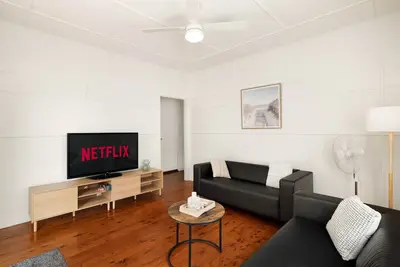 Image de 2 Bdr w/ Ac & Parking | Carindale Westfield | 17m2