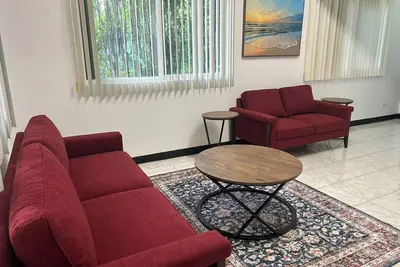 Image de 3-bedroom apartment in wonderful Piti with Ac across from the Beach!