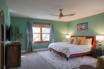 Image de Fantastic 3600sq ft house w/ hot tub, sauna, game room, theater near Wis. Dells