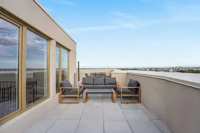 Image de Luxury 3bed/2bath with private outdoor deck.
