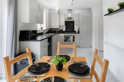 Image de Free Parking | Central | Sleeps 5 | 3 Bedrooms