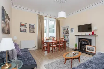 Image de Free Parking | City Centre | Sleeps 6 | 2 Bedrooms