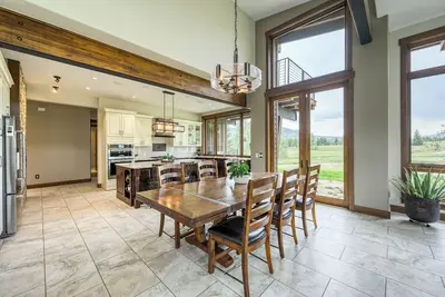 Image de Spacious 5-Bedroom Luxury Family Home in Beautiful Silverthorne.