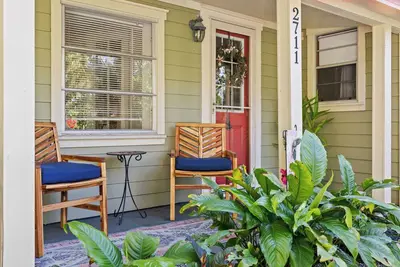 Image de Beach Days/Downtown Nights-Ideal Location. Free Heated Pool- Fire Pit
