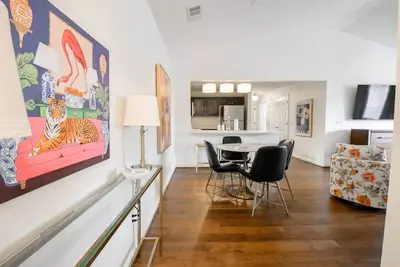 Image de College Street Cottage-1. 5 miles to Campus