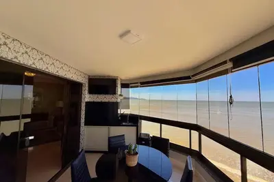 Image de Luxury beachfront apartment with 4 bedrooms, 2 parking spaces, and an unbeatable location.