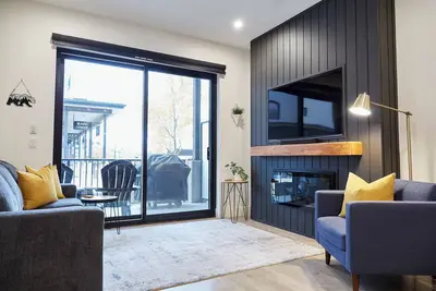 Image de Ripper Retreat - Modern Condo w/hot tub 5 minutes to Revelstoke Mountain Resort!