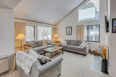 • Moose Lane Chalet • King Bed, Shuttle, Pool, Tub