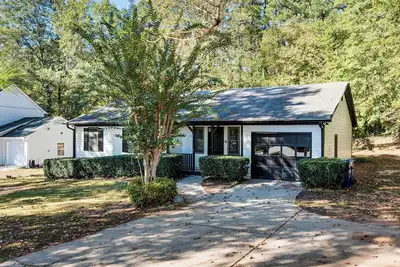 Image de 6 Mi to Marietta Square: Family Retreat w/ Yard!
