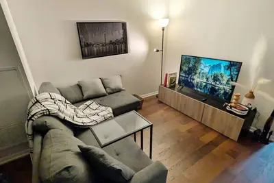 Image de Stylish Fort York 1br + Den Condo with Pool + Gym