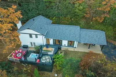 Image de Expansive Deck  Sleeps 16  Hot Tub  Game Room