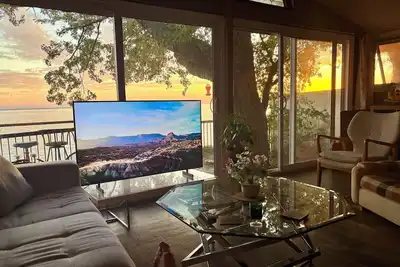 Image de Cozy Lakefront Escape | Records, Board Games & Firepit