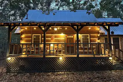 Image de Fox Den: Well appointed cabin, near Desoto State Park, hot tub, sleeps 2-6