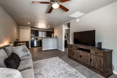 Image de New Duplex – Stylish Stay with Private Yard!