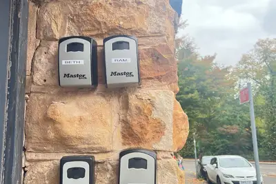 Image de Cozy 2 Bedroom Apartment near Ntu & City Centre with Secure Garage Parking