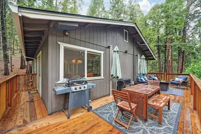 Image de Arnold Forest Cabin • Hot Tub, Sauna & Game Room