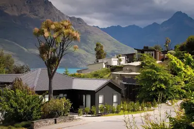 Image de Sunny Hillside Haven - Walk to Town + Breakfast!