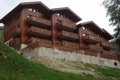 Image de 3 pièces très confortable pour 3-4 personnes : Living - cuisine avec lave-vaisselle, machine à café