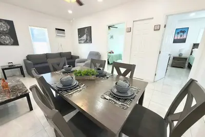 Image de The Green Wave | Walk to Beach & Restaurants, Sleeps 6