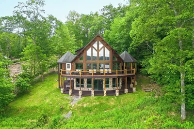Image de Lakeshine Chalet: Stunning View + Hot Tub + Fire Pit!